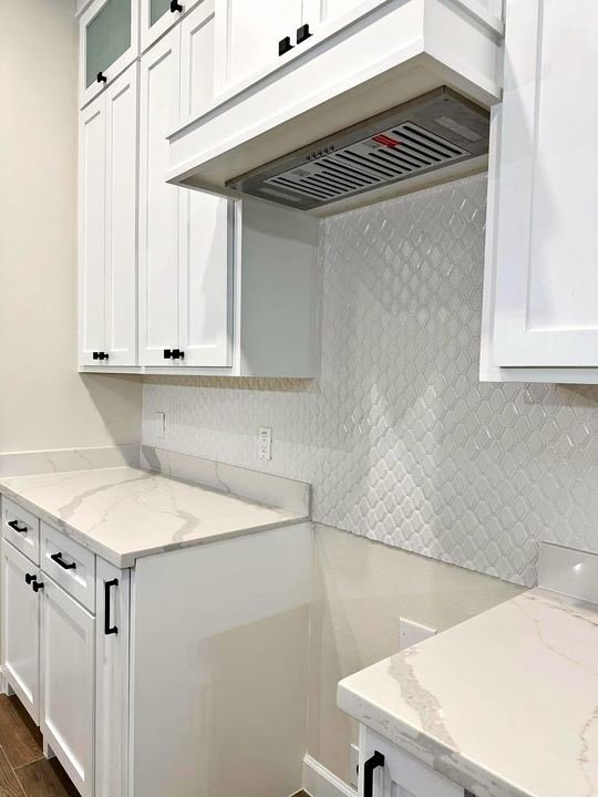 Kitchen remodel with white shaker cabinets and quartz countertops