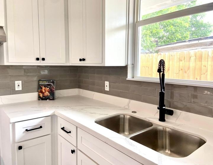 Kitchen remodel with white shaker cabinets and quartz countertops